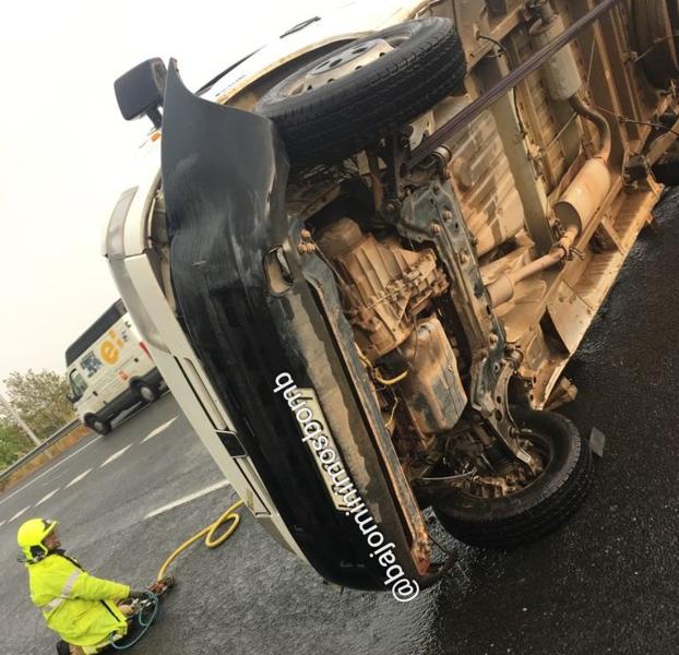 Un herido tras volcar su furgoneta en la Portalada