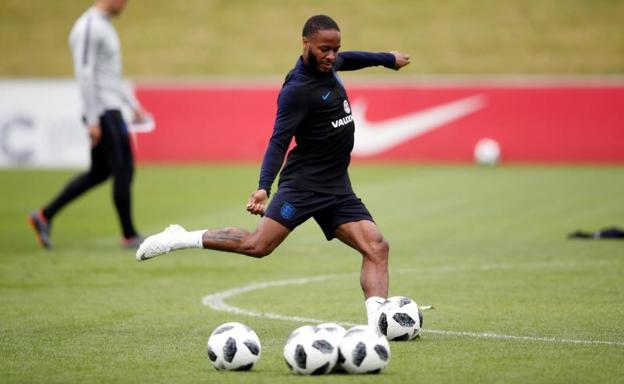 Aficionados ingleses piden que Sterling no vaya al mundial por un tatuaje