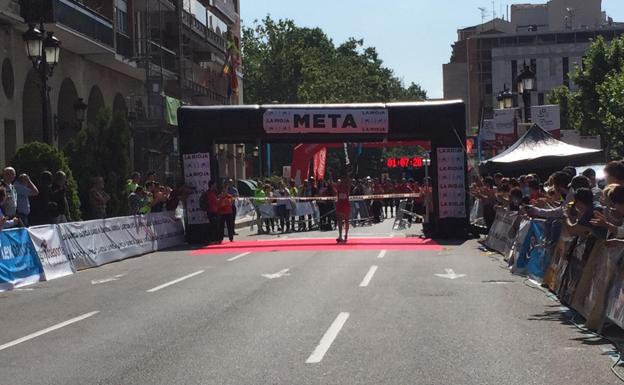 Camilo Santiago gana la Media Maratón