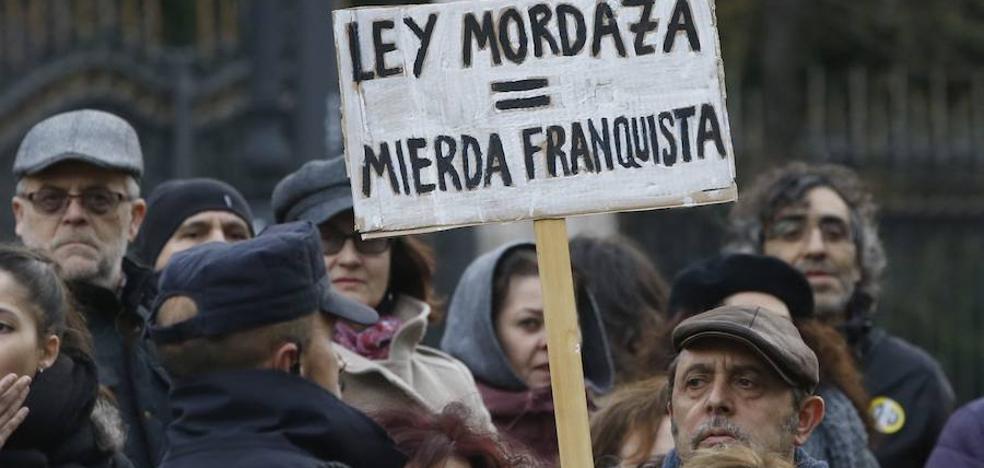 El nuevo Gobierno quiere derogar la 'ley mordaza' como primer gesto