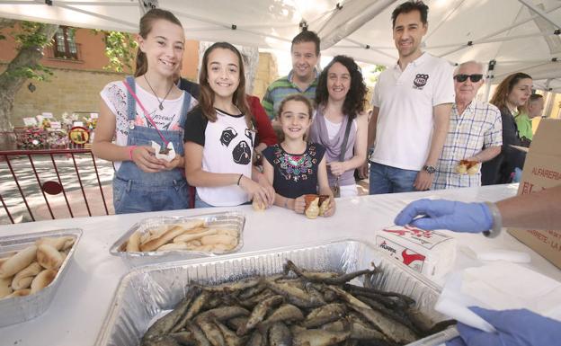 La Cofradía del Pez prepara 30.000 raciones con 900 kilos de truchas