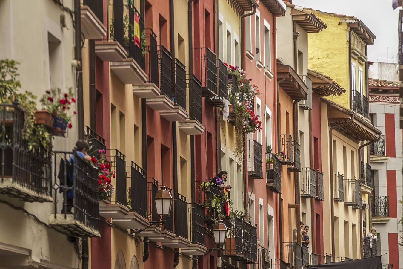 Gamarra dedica los 'banderazos' de San Bernabé a las mujeres, la Agrupación Municipal de Protección Civil y las sociedades gastronómicas logroñesas