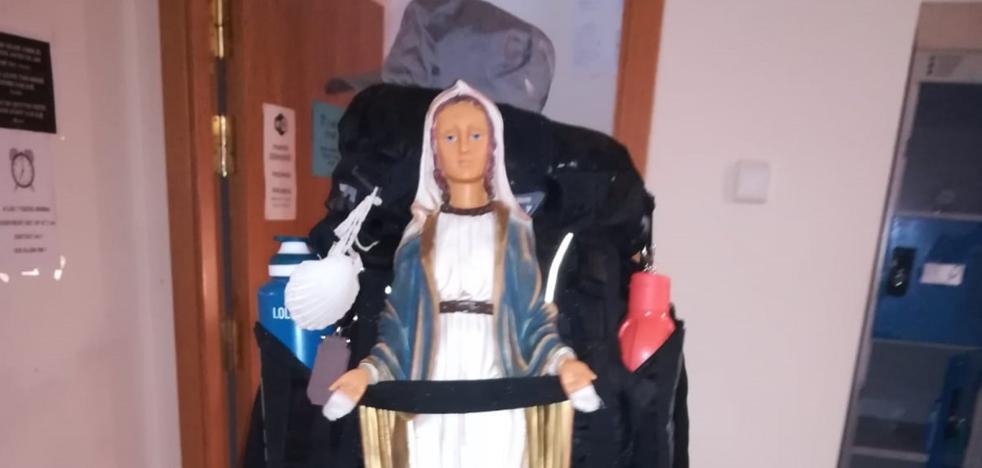 Un peregrino brasileño con la Virgen a cuestas