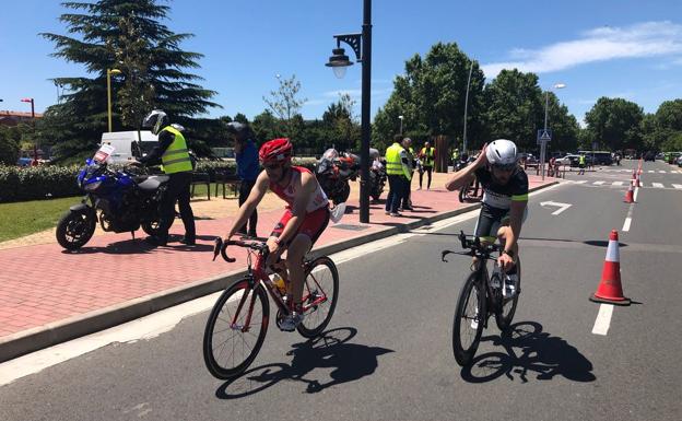 Una conductora se salta el vallado del Triatlón Rioja y provoca el atropello de un peatón por un participante