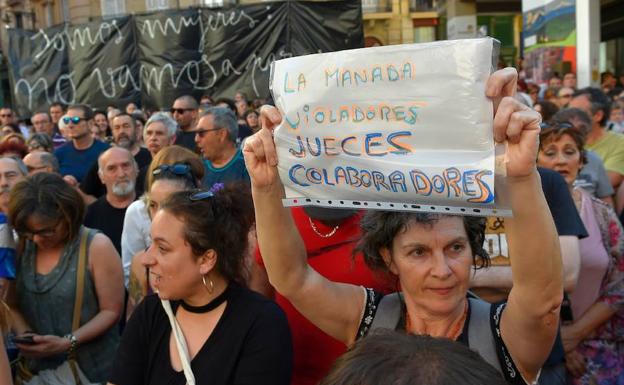 Cientos de navarras se manifiestan en contra de la resolución de la Audiencia