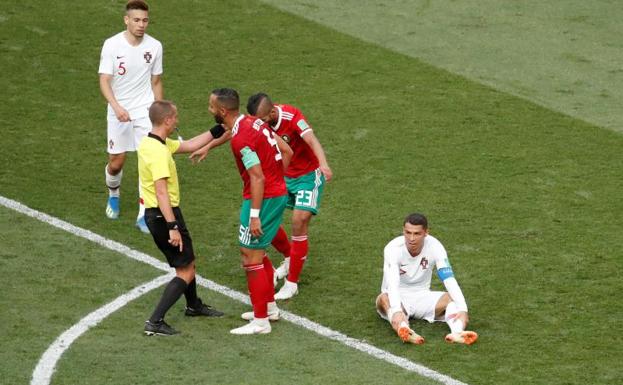 La FIFA niega que el árbitro del Portugal-Marruecos pidiese la camiseta de Cristiano