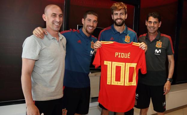 Homenaje y ovación a Piqué por sus 100 partidos