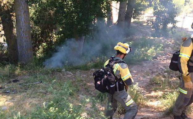 Los bomberos sofocan un incendio en una chopera de Islallana