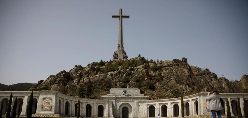 Sánchez insinúa que la exhumación de los restos de Franco será en julio