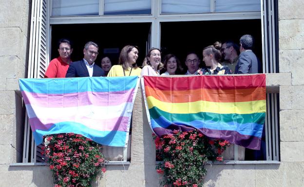 Logroño conmemora el Día Orgullo LGTBI con despliegue de banderas en la fachada del Ayuntamiento