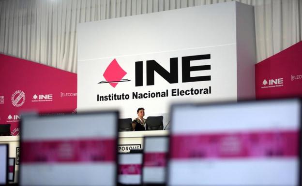 Abren los colegios electorales en una jornada histórica para México