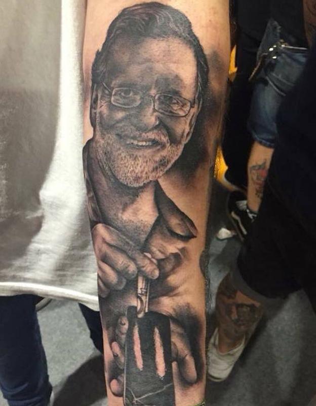 Se tatúa en el antebrazo la cara de Mariano Rajoy