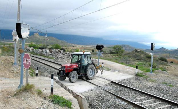 Un tren arrolla un tractor en San Asensio en un suceso que se salda sin heridos