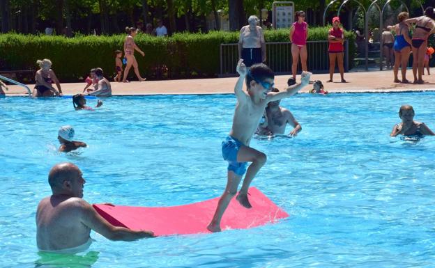 Tres piscinas riojanas se unen a «Mójate por la esclerosis múltiple» el día 8
