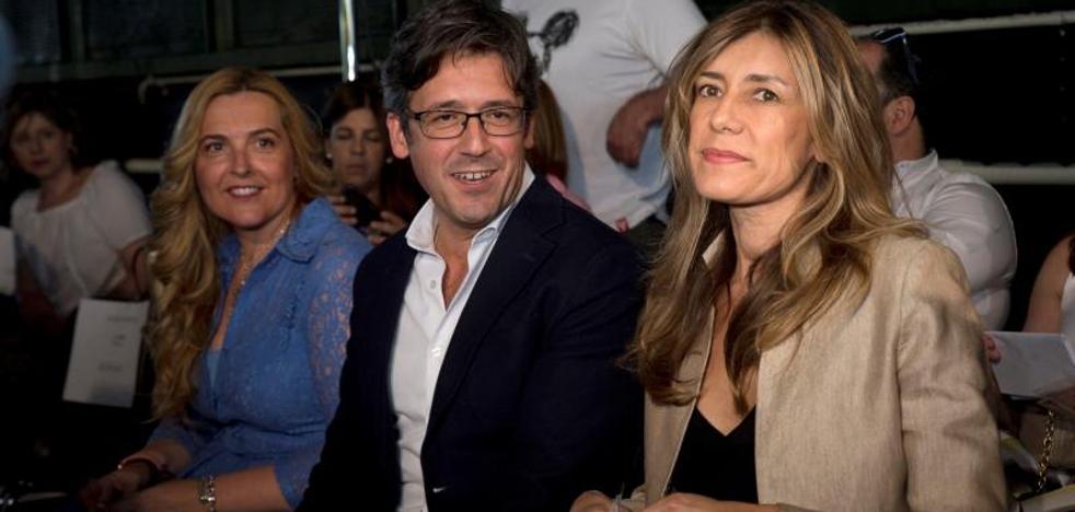 La mujer de Pedro Sánchez acude al desfile de Juana Martín