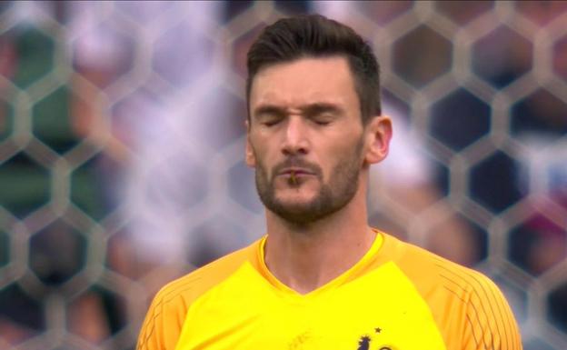 Hugo Lloris casi se traga una libélula en pleno partido