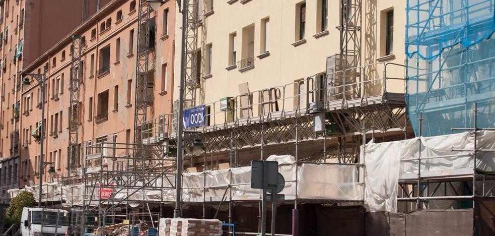 Los andamios cubren ya la vieja estación de Logroño