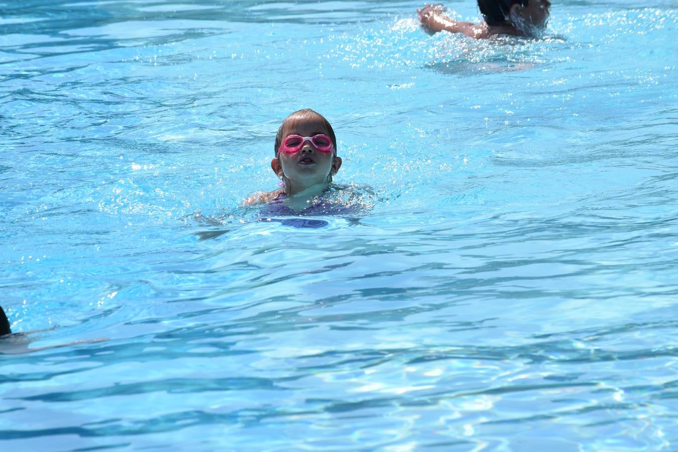 Campaña 'Mójate por la Esclerosis Múltiple' en las piscinas de Las Norias