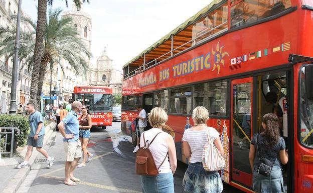 Miembros de Arran lanzan un bote de humo a autobús turístico en Valencia