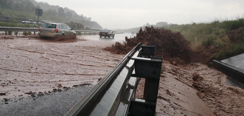 Una gran tormenta de agua y granizo descarga con fuerza en toda La Rioja