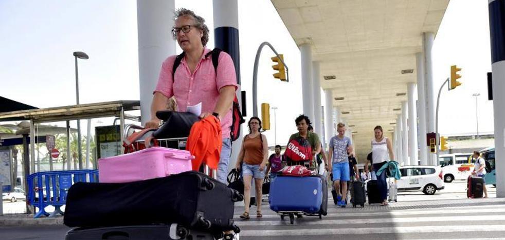 Las huelgas en el transporte aéreo previstas en julio y agosto amenazan con pasar factura