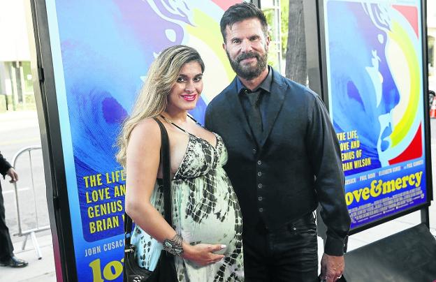 A Lorenzo Lamas le hacen la cama