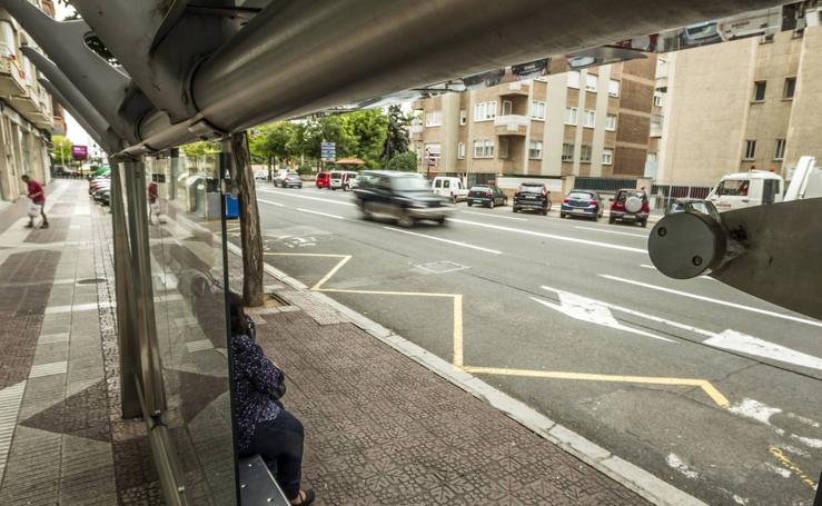 Decenas de marquesinas de Logroño amanecen con los cristales rotos