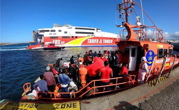 El Ejército instala un Centro de Atención Temporal a Inmigrantes en Puerto de Algeciras