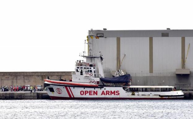 El 'Open Arms' llega a Palma con la superviviente y los dos cadáveres rescatados en el mar