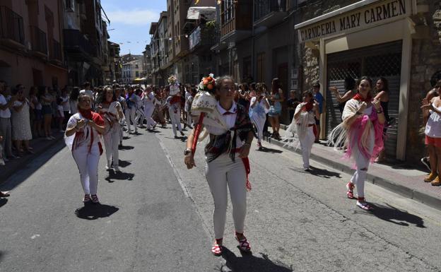 Las cerveranas bailan 'La Gaita' sin incidentes
