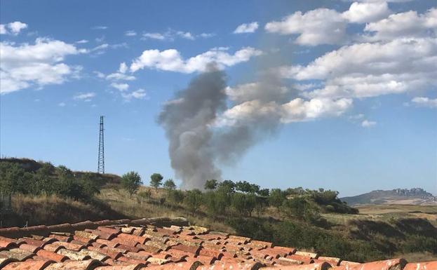 Los bomberos sofocan un incendio en el entorno de Treviana