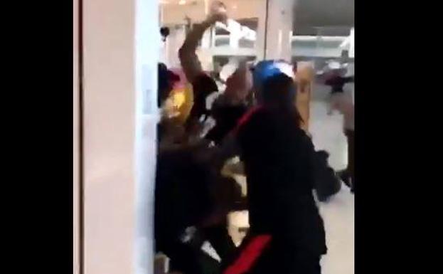 Varios vuelos retrasados en un aeropuerto de París tras una pelea entre dos raperos