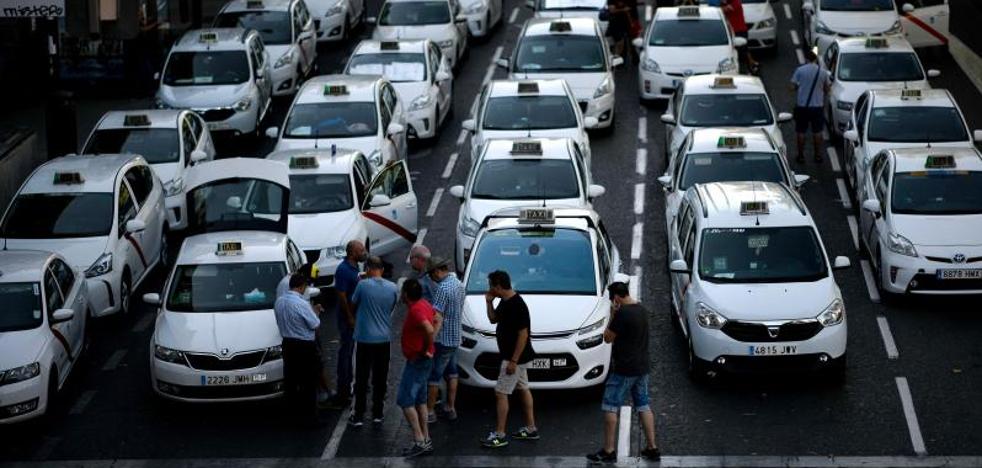 El taxi deja la huelga al aceptar Fomento ceder en septiembre la regulación de VTC