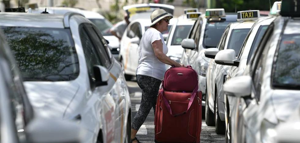 El taxi, dividido sobre si «confiar» en el Gobierno, avisa de que solo hay una «tregua» en su huelga