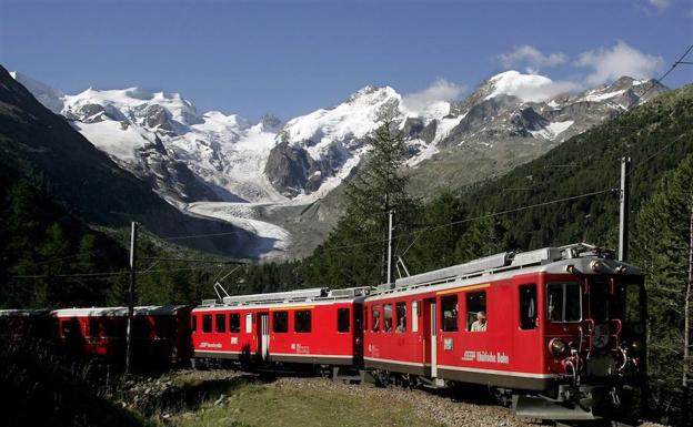 Mueren 20 personas al estrellarse un avión militar antiguo en Suiza