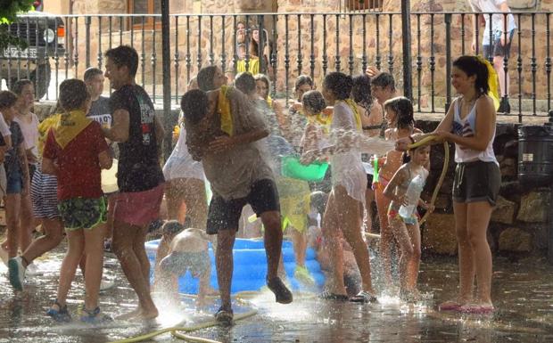 Pólvora y agua dan inicio a las fiestas de El Rasillo