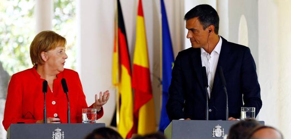 Sánchez y Merkel escenifican su sintonía con un frente común en inmigración