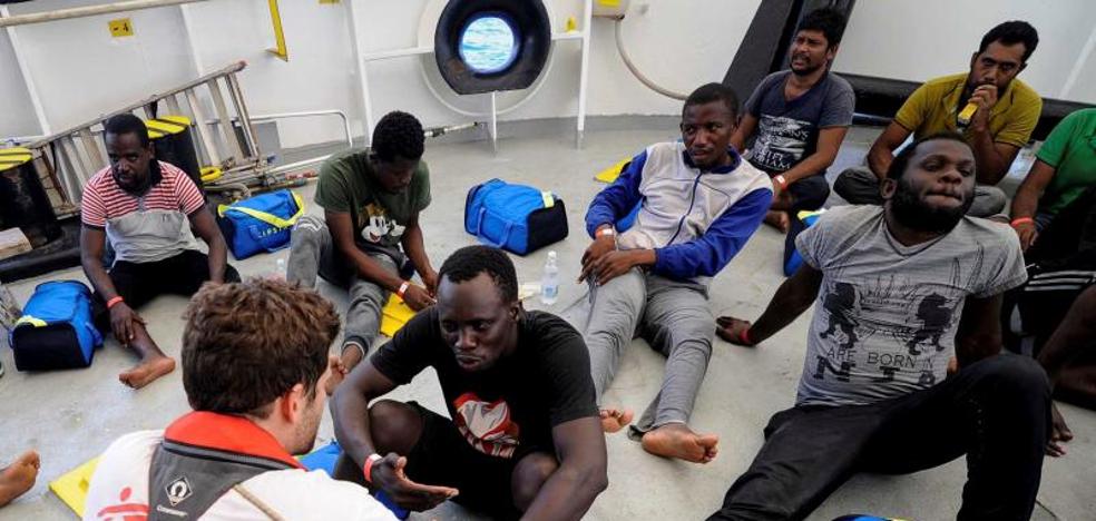 El 'Aquarius' vuelve a reclamar a la UE un puerto donde desembarcar a 141 rescatados