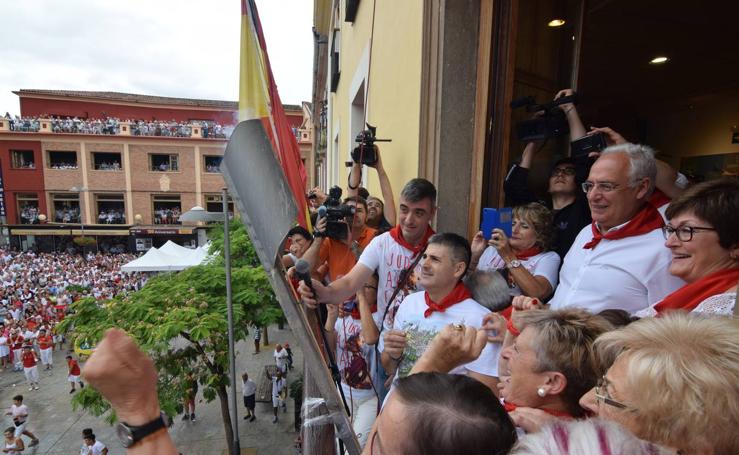 El chupinazo de Alfaro, en el Ayuntamiento