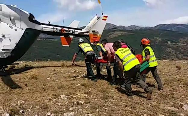 Rescatado un hombre tras sufrir una caída en el interior de Cueva Calera en Canales de la Sierra