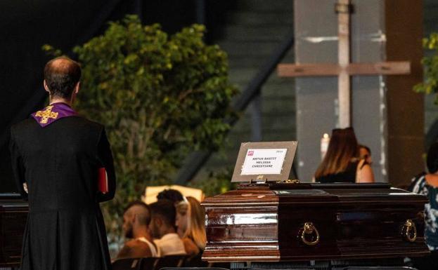 Deserción en masa de los funerales de Estado por el puente derrumbado en Génova