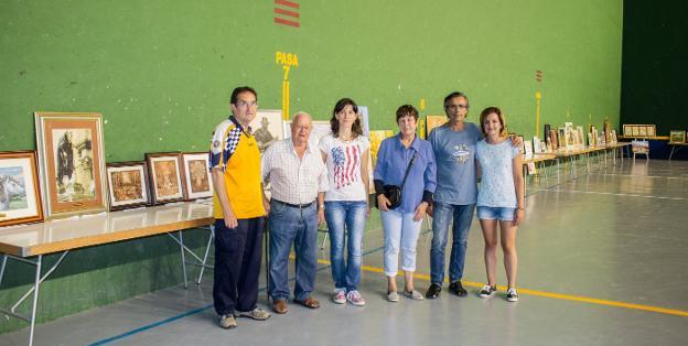 Castañares de Rioja llena su frontón con el arte vecinal