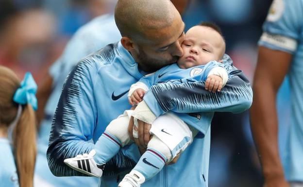 Silva presenta a Mateo al Etihad y marca un golazo