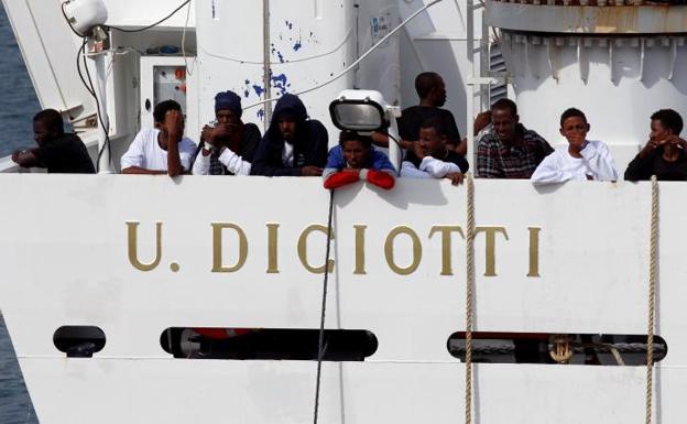 Salvini bloquea en Catania el desembarco de los 177 inmigrantes rescatados por un barco italiano