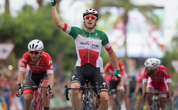 Elia Viviani gana al 'sprint' la tercera etapa