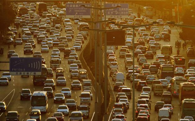 China pone a los repartidores de comida a controlar el tráfico