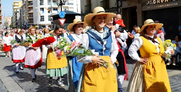 Un desfile de flores para los santos