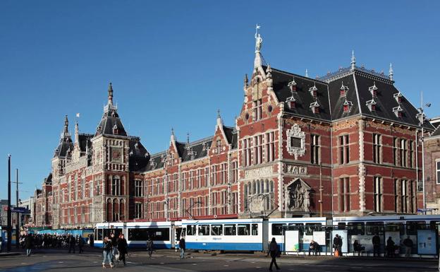 Dos heridos en un ataque con cuchillo en la estación de tren de Ámsterdam