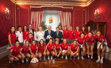 Ceniceros desea suerte a la selección femenina de fútbol