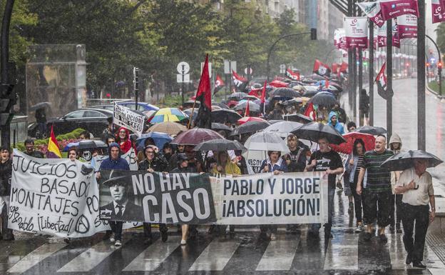 Cientos de personas apoyan a Alberdi y Merino a pesar de un intenso aguacero